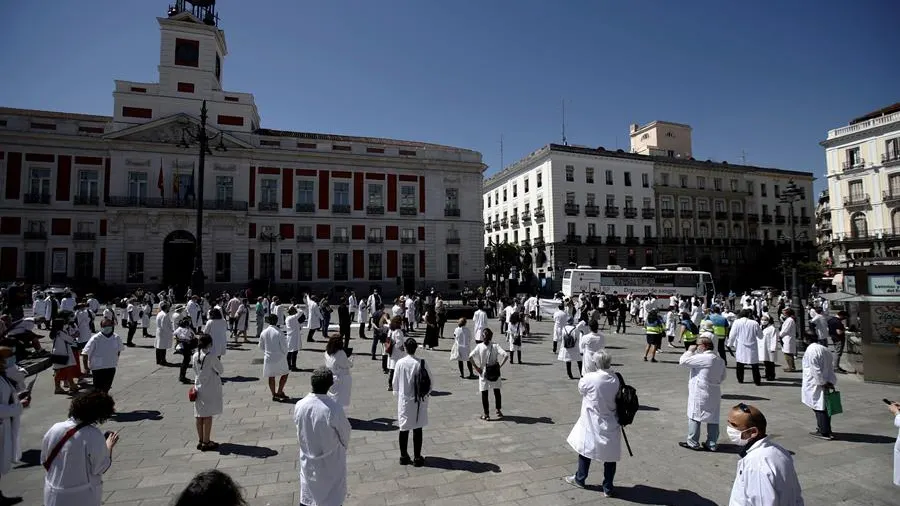 Concentración de médicos en Sol en defensa de su profesión