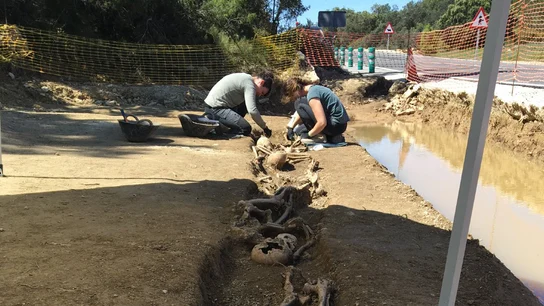 Imagen de las fosas halladas en una carretera de Valencia Imagen de las fosas halladas en una carretera de Valencia