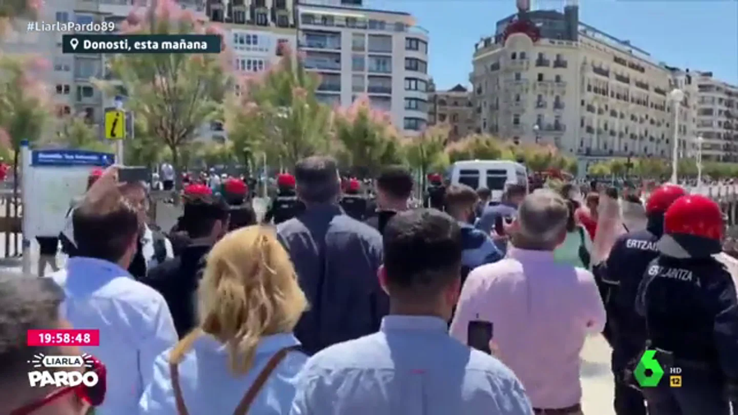 Increpan a Ortega Smith al término de un mitin de Vox en San Sebastián Increpan a Ortega Smith al término de un mitin de Vox en San Sebastián
