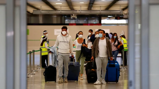 Pasajeros llegan al aeropuerto de Barajas Pasajeros llegan al aeropuerto de Barajas