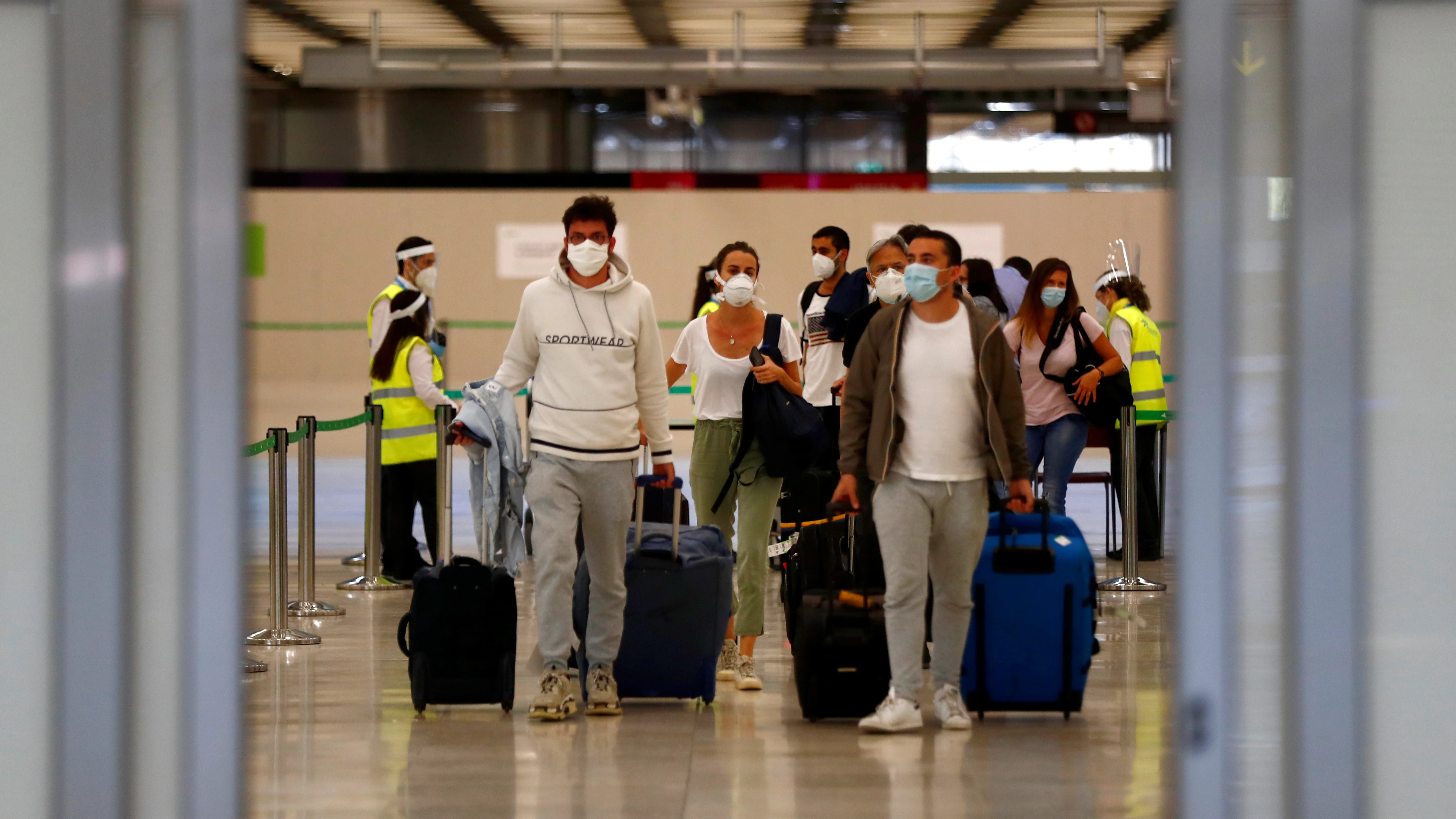 Pasajeros llegan al aeropuerto de Barajas