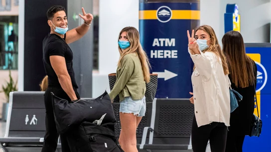 Viajeros ataviados con mascarillas a su llegada al Aeropuerto de Palma Viajeros ataviados con mascarillas a su llegada al Aeropuerto de Palma