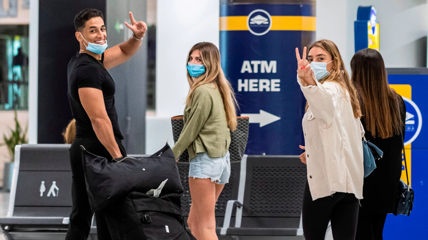 Viajeros ataviados con mascarillas a su llegada al Aeropuerto de Palma Viajeros ataviados con mascarillas a su llegada al Aeropuerto de Palma
