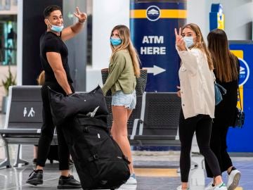 Viajeros ataviados con mascarillas a su llegada al Aeropuerto de Palma Viajeros ataviados con mascarillas a su llegada al Aeropuerto de Palma