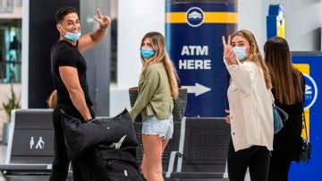 Viajeros ataviados con mascarillas a su llegada al Aeropuerto de Palma