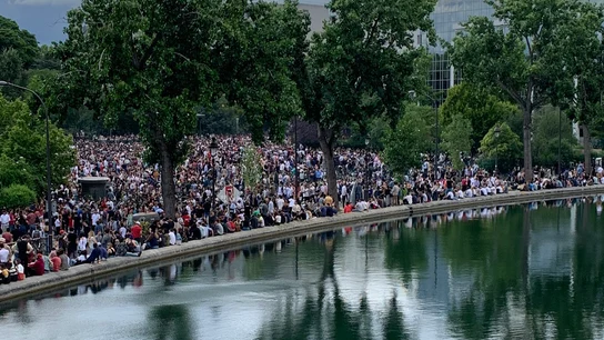 El canal de Saint Martin, en París, repleto de gente El canal de Saint Martin, en París, repleto de gente