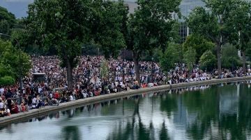 El canal de Saint Martin, en París, repleto de gente