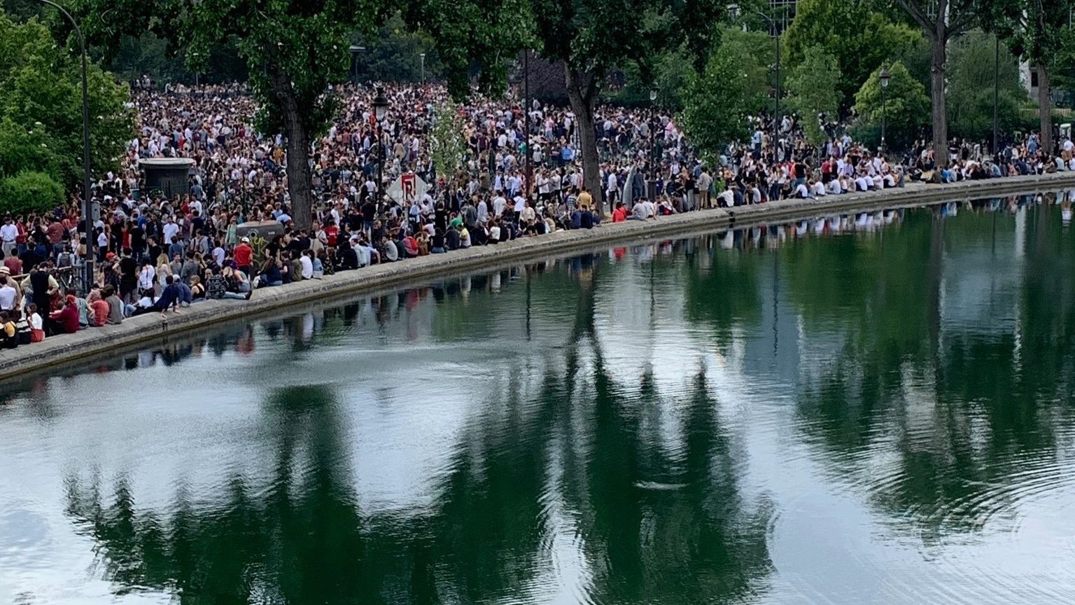 El canal de Saint Martin, en París, repleto de gente