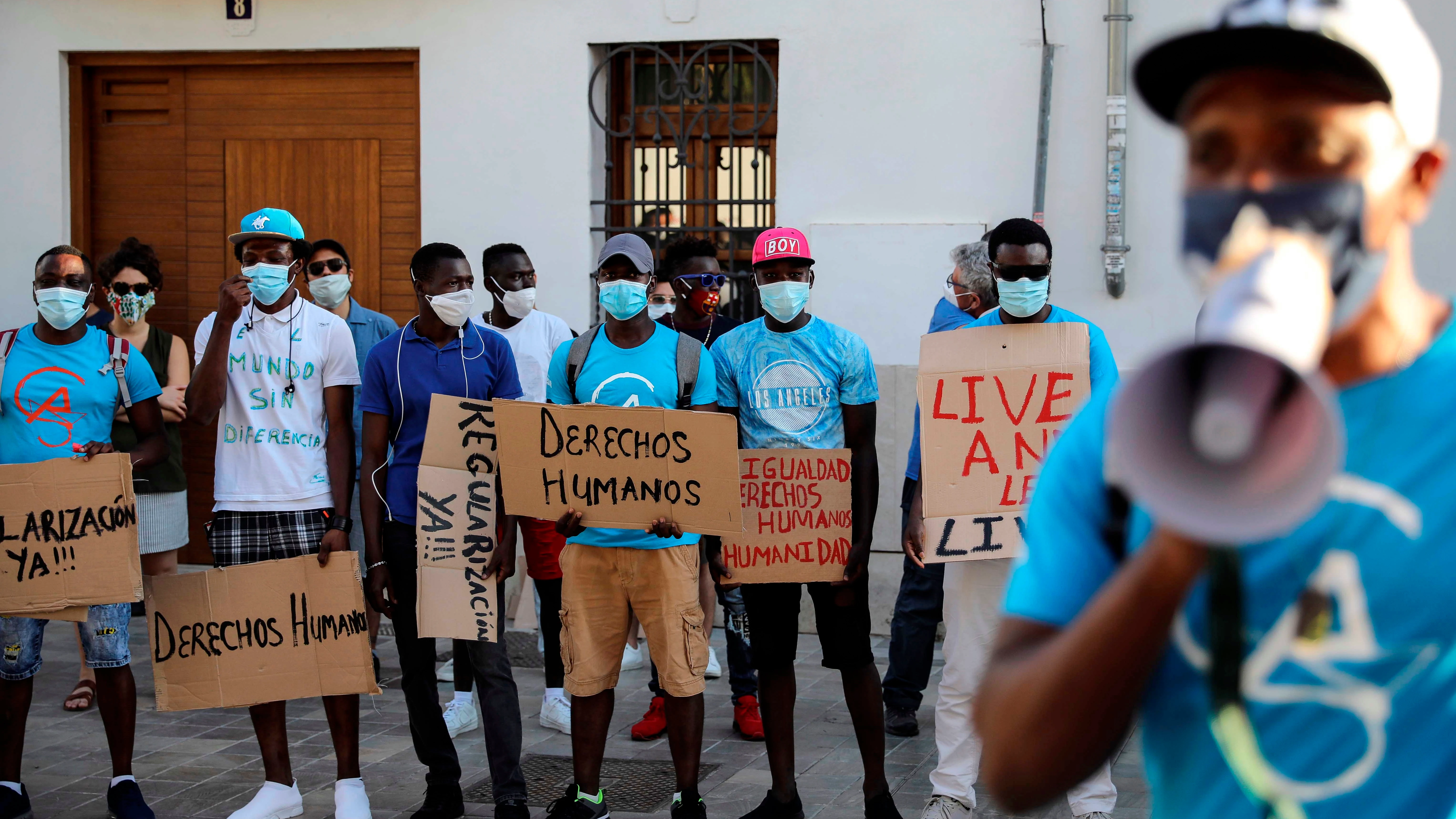 Inmigrantes del Aquarius piden al Gobierno que regularice su situación 