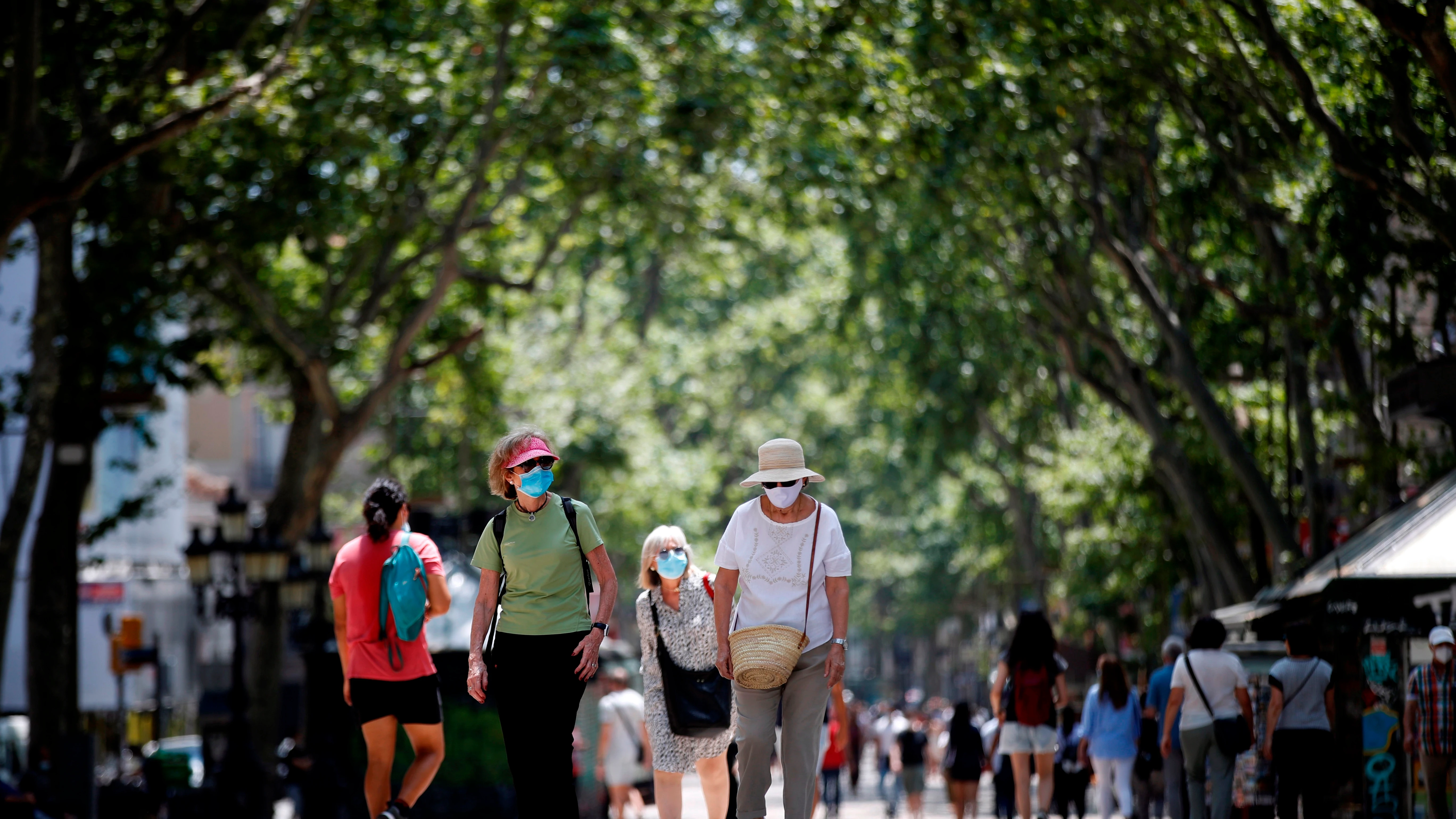 Personas pasean durante el primer día tras el fin del estado de alarma en Las Ramblas