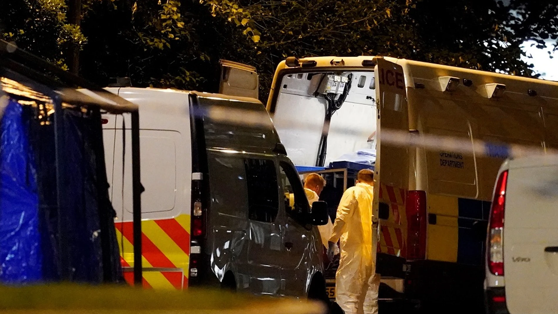 Imagen de ambulancias en el lugar donde tres personas han sido apuñaladas en Reading