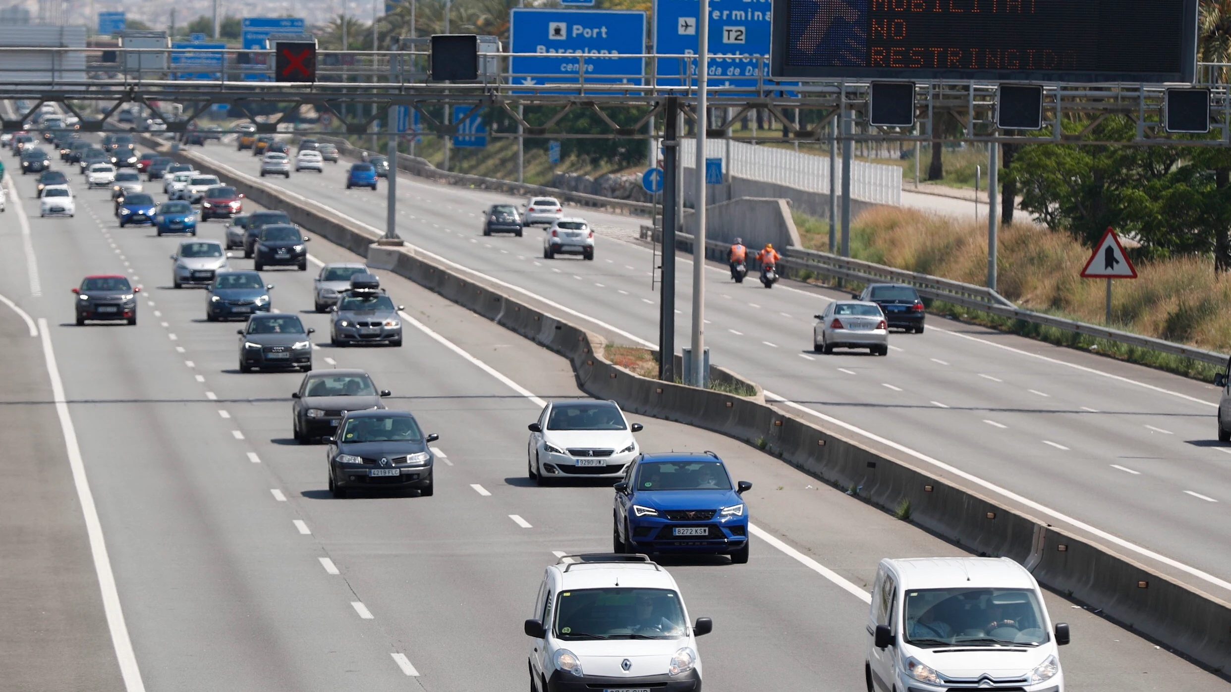 Vista del tráfico denso en la C31 dirección Tarragona en plena operación salida el primer fin de semana de nueva normalidad