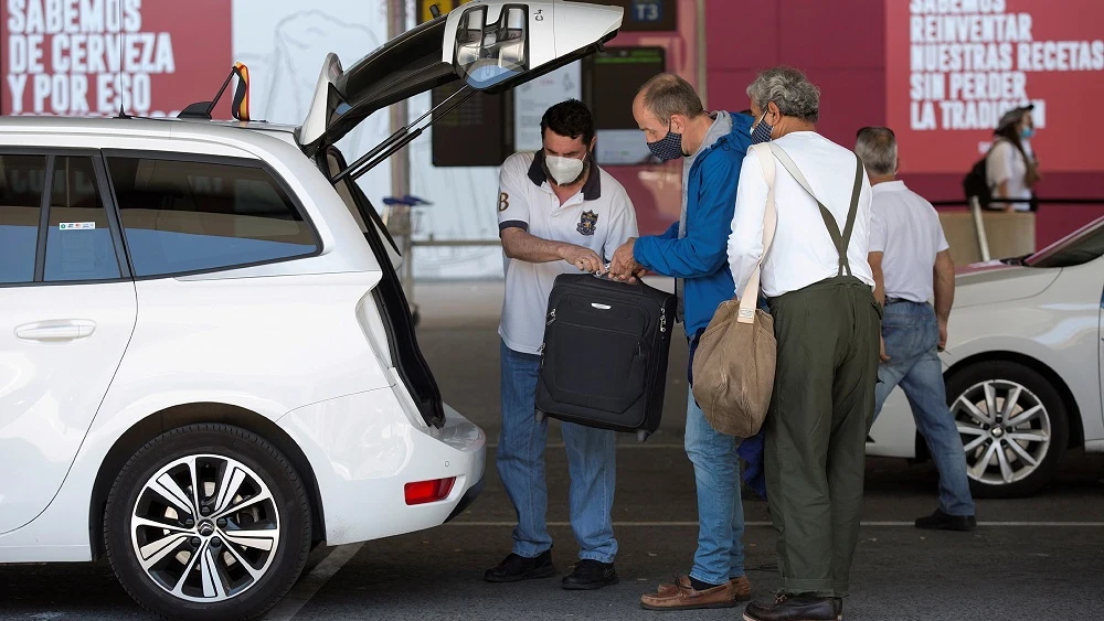 Imagen de personas realizando un viaje