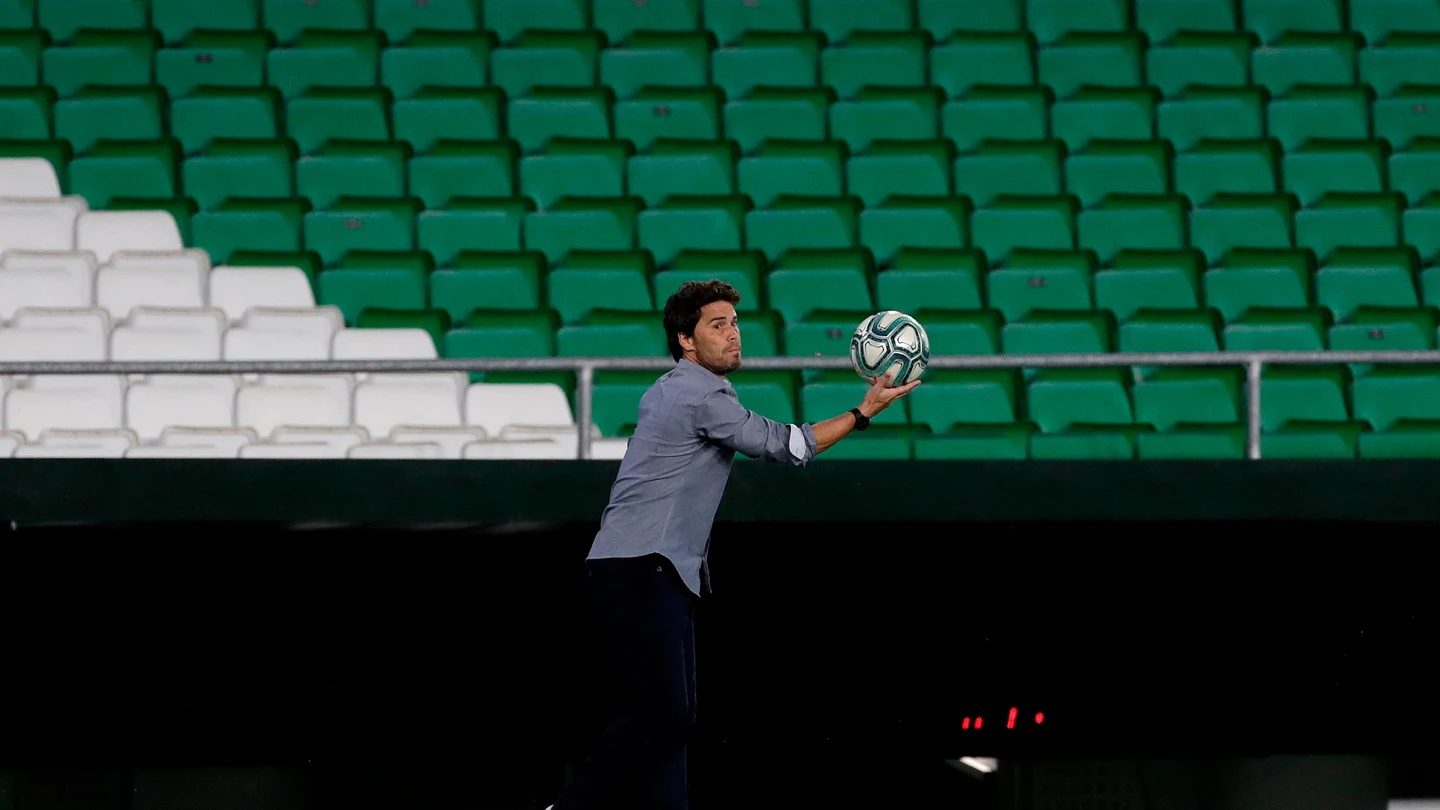 Rubi toma un balón en el Estadio Benito Villamarín. Rubi toma un balón en el Estadio Benito Villamarín.