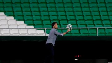 Rubi toma un balón en el Estadio Benito Villamarín.