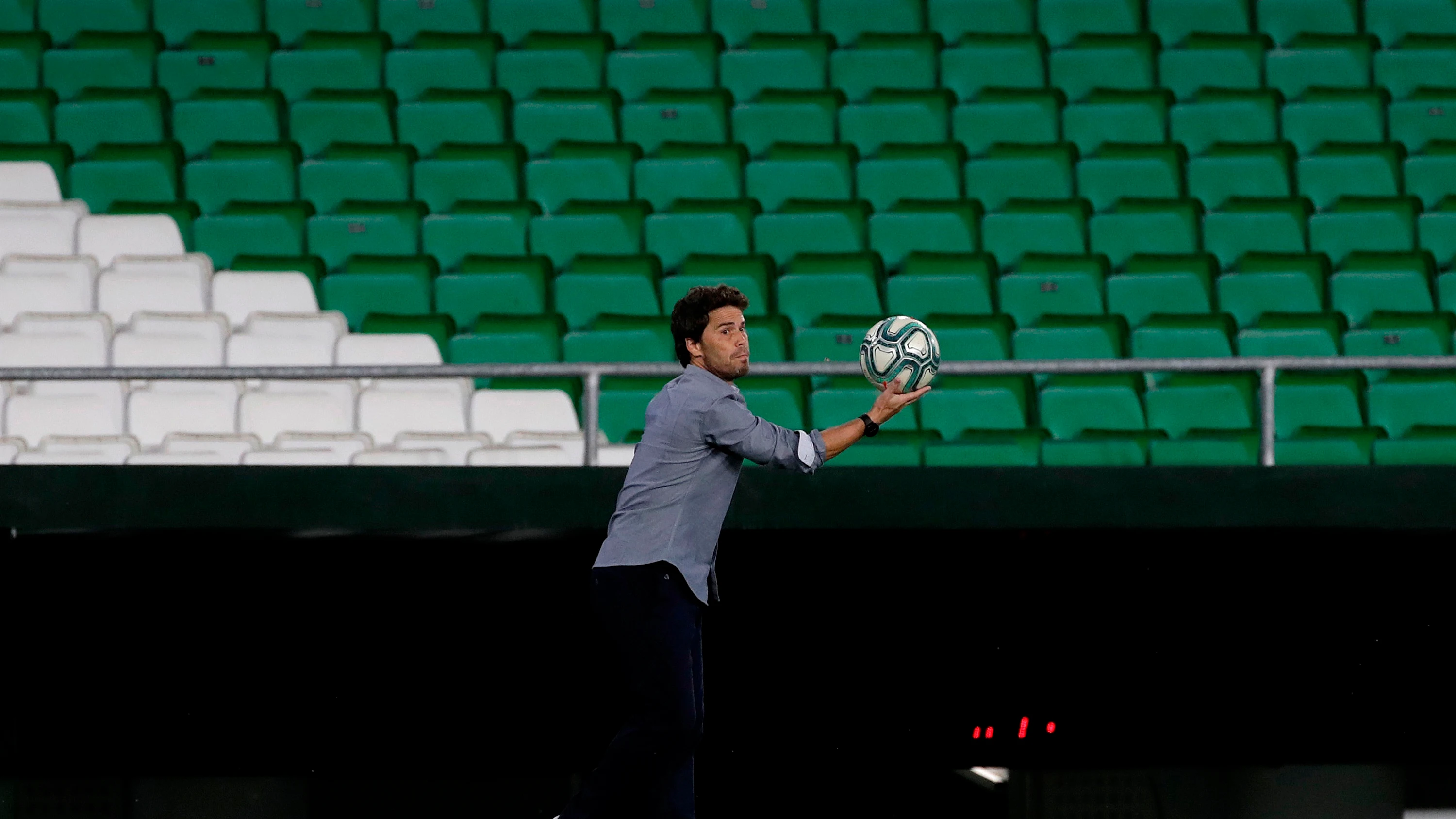 Rubi toma un balón en el Estadio Benito Villamarín.