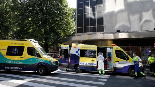 Sanitarios atienden a una de las tres personas heridas Sanitarios atienden a una de las tres personas heridas