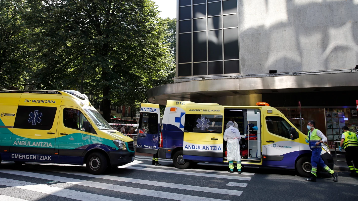 Sanitarios atienden a una de las tres personas heridas Sanitarios atienden a una de las tres personas heridas