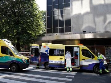 Sanitarios atienden a una de las tres personas heridas Sanitarios atienden a una de las tres personas heridas
