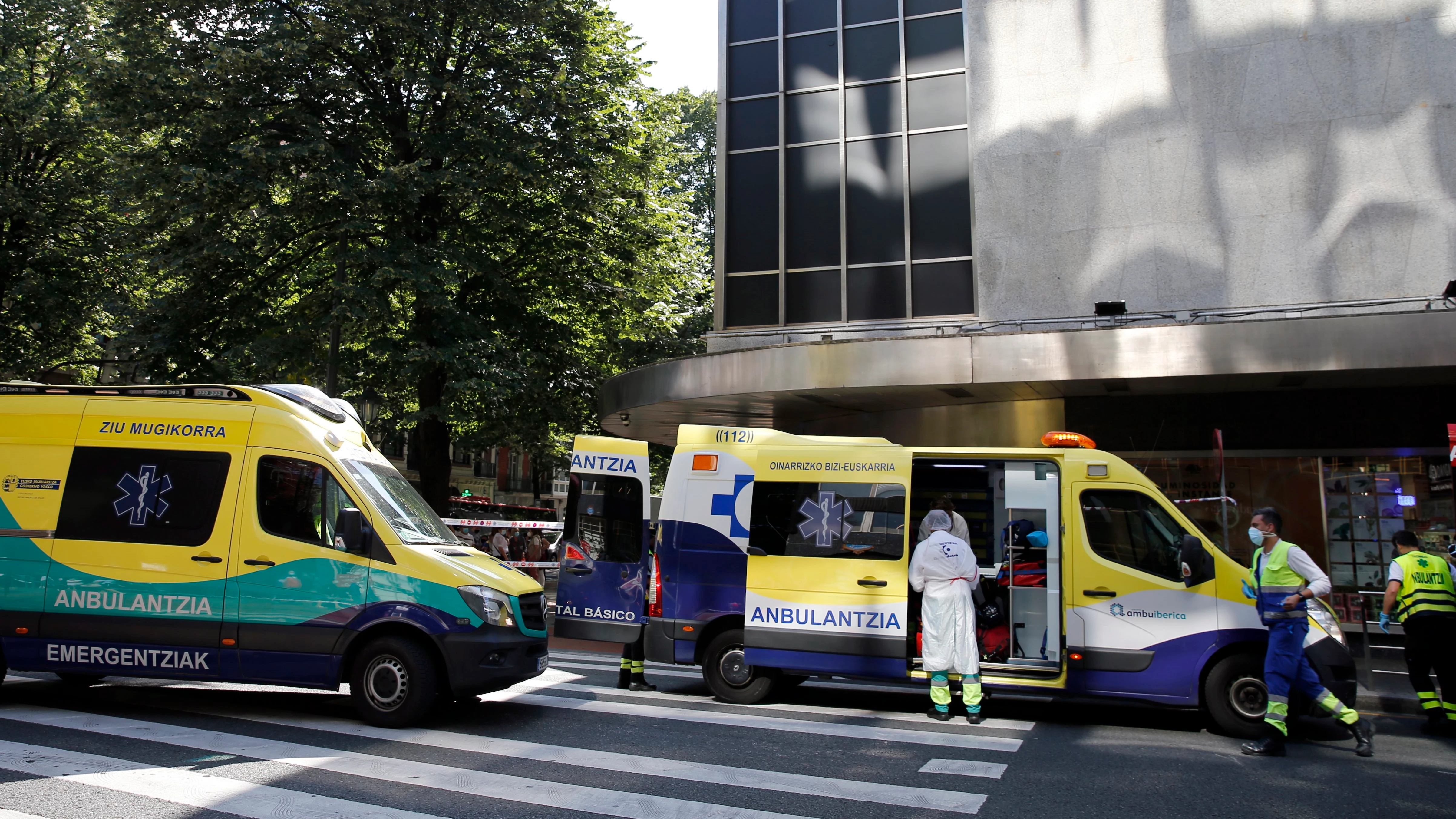 Sanitarios atienden a una de las tres personas heridas 