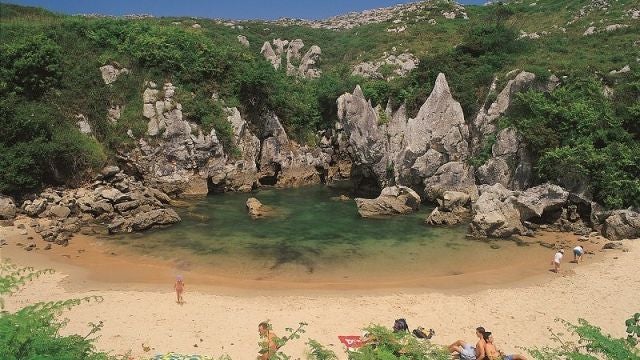 Playa de Gulpiyuri, en Llanes, Asturias