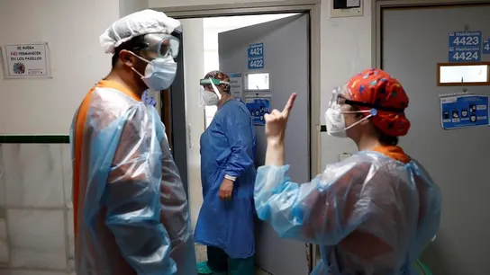 Dos sanitarios conversan en el Hospital Gregorio Marañón Dos sanitarios conversan en el Hospital Gregorio Marañón