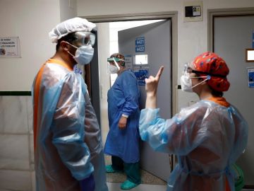 Dos sanitarios conversan en el Hospital Gregorio Marañón Dos sanitarios conversan en el Hospital Gregorio Marañón
