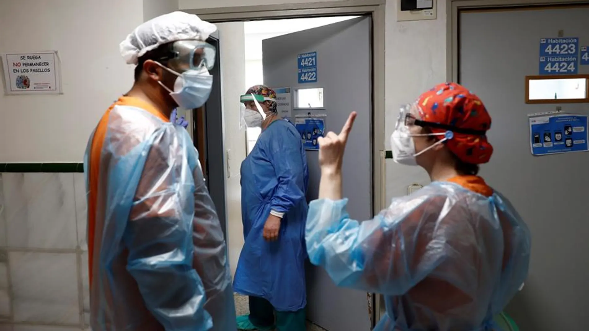 Dos sanitarios conversan en el Hospital Gregorio Marañón
