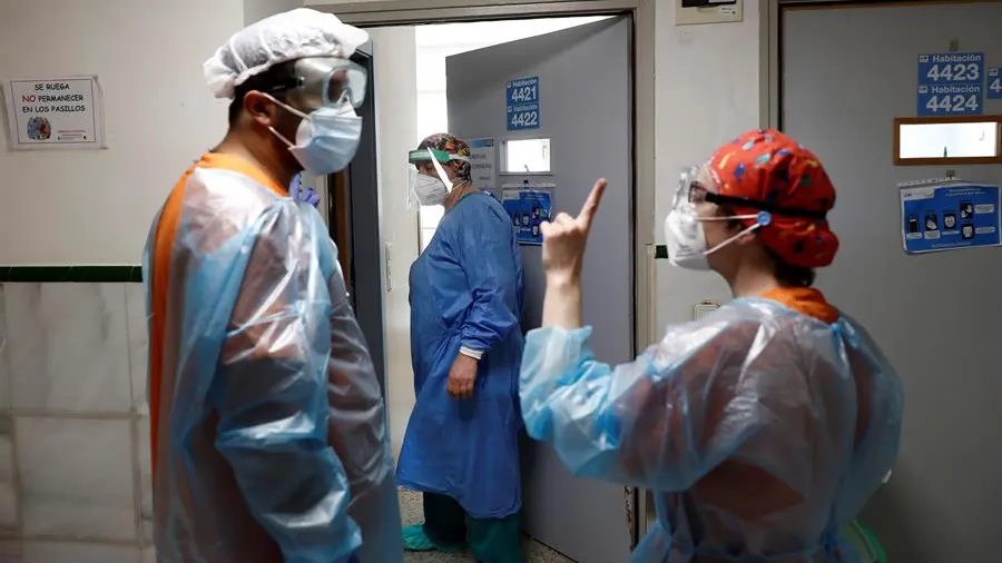 Dos sanitarios conversan en el Hospital Gregorio Marañón