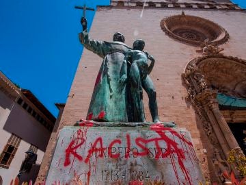 Pintada en la estatua dedicada en Palma en la Plaza de Sant Francesc a Fray Junípero Serra Pintada en la estatua dedicada en Palma en la Plaza de Sant Francesc a Fray Junípero Serra