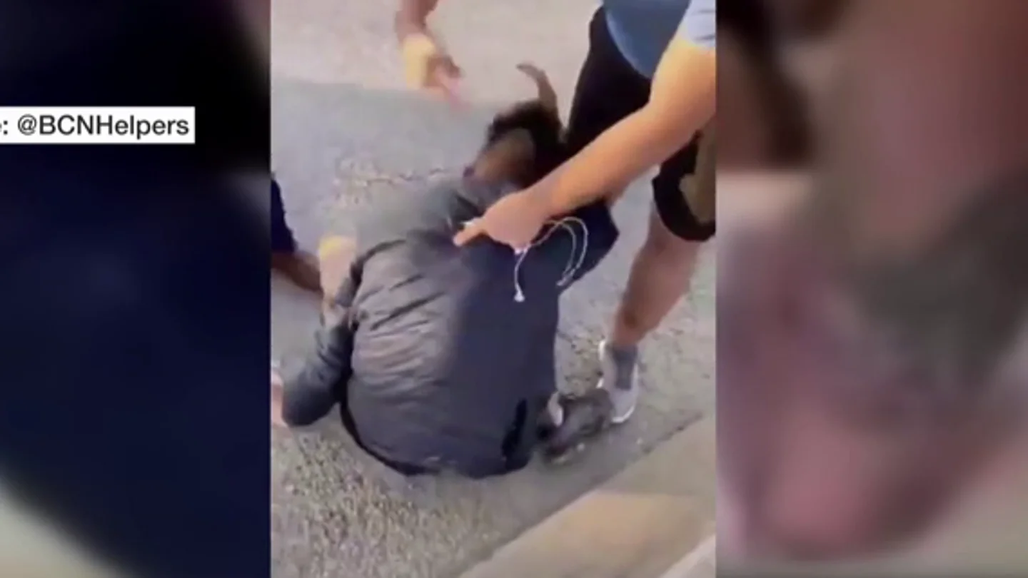 Vecinos de Santa Coloma agreden a un ladrón que robó violentamente a una mujer Vecinos de Santa Coloma agreden a un ladrón que robó violentamente a una mujer