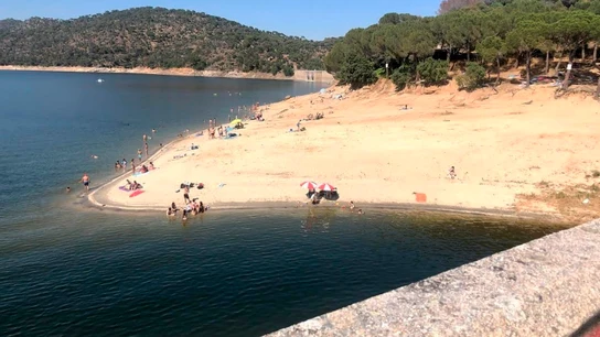 Gente bañándose en el pantano de San Juan pese a que está prohibido Gente bañándose en el pantano de San Juan pese a que está prohibido