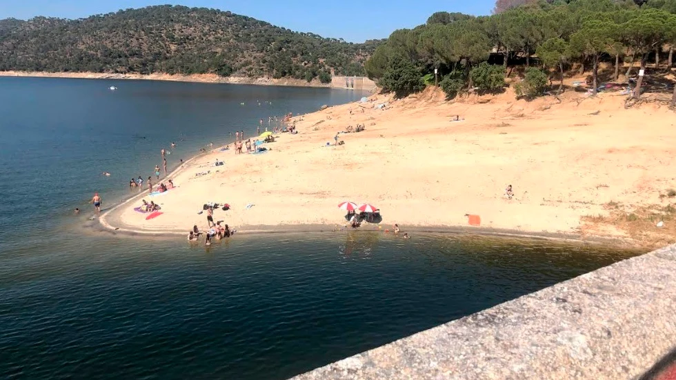 Gente bañándose en el pantano de San Juan pese a que está prohibido