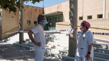 Sanitarios en Huesca, ante un polideportivo con afectados por el coronavirus