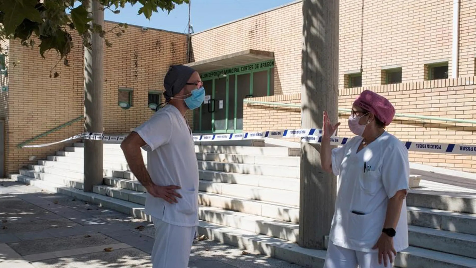 Sanitarios en Huesca, ante un polideportivo con afectados por el coronavirus