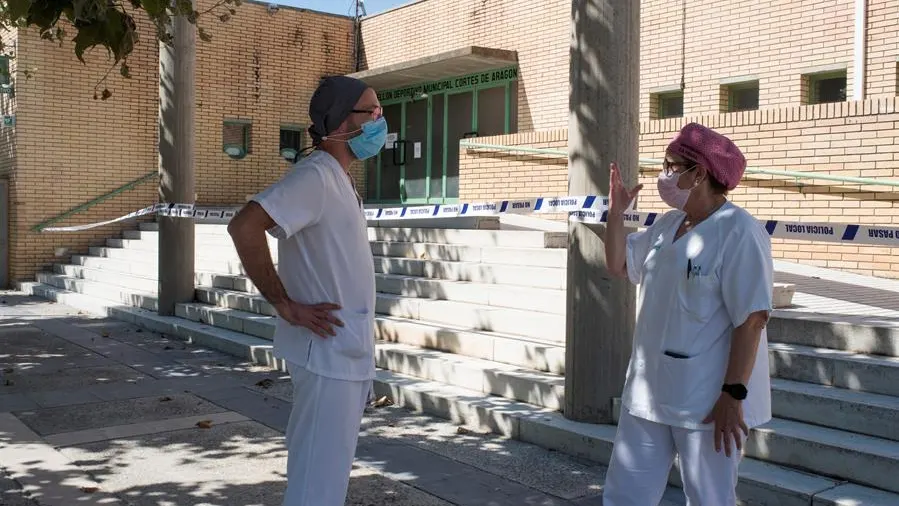 Sanitarios en Fraga, Huesca, ante un polideportivo con afectados por el coronavirus