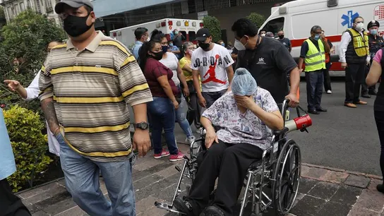 Médicos, pacientes y familiares evacúan un hospital de Ciudad de México Médicos, pacientes y familiares evacúan un hospital de Ciudad de México