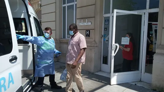 Algunos temporeros han sido trasladados en ambulancia Algunos temporeros han sido trasladados en ambulancia