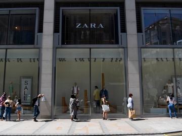 Varias personas esperan a acceder a una tienda de Zara en plena pandemia de coronavirus Varias personas esperan a acceder a una tienda de Zara en plena pandemia de coronavirus