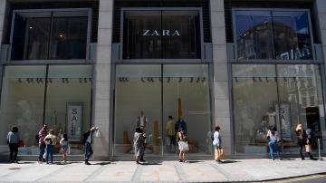 Varias personas esperan a acceder a una tienda de Zara en plena pandemia de coronavirus