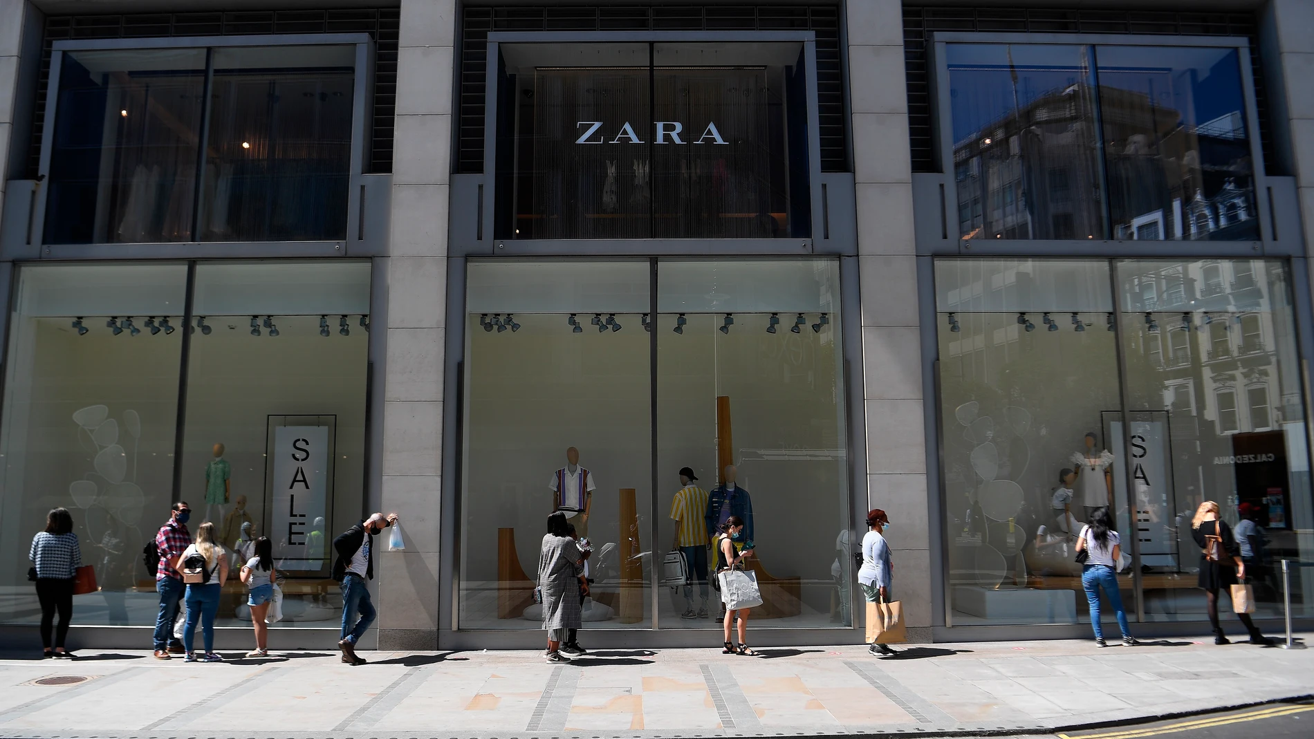 Varias personas esperan a acceder a una tienda de Zara en plena pandemia de coronavirus