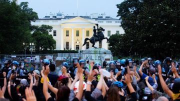 La policía carga contra manifestantes en el Parque Lafayette, frente de la Casa Blanca