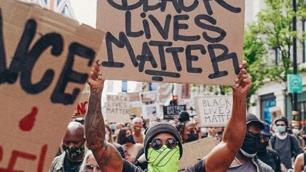 Lewis Hamilton en una manifestación