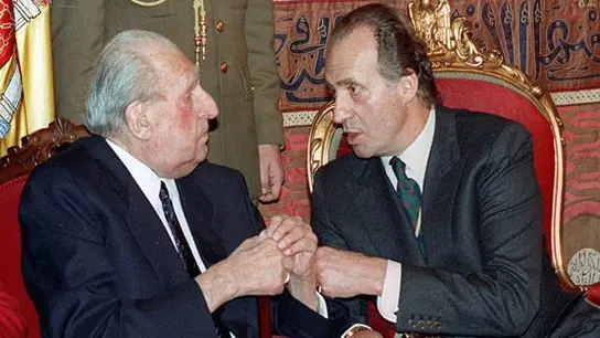 El rey Juan Carlos charla con su padre, Juan de Borbón El rey Juan Carlos charla con su padre, Juan de Borbón