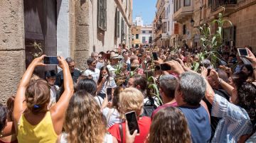 Aglomeración en una celebración espontánea de la fiesta de San Juan en Ciutadella