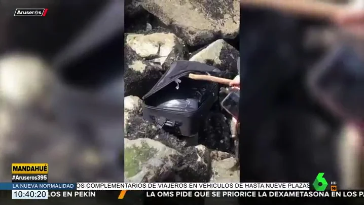 Descubren un cuerpo descuartizado dentro de una maleta cuando grababan un vídeo de TikTok en la playa