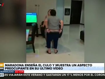 Maradona se baja los pantalones en un vídeo y hace un 'calvo' mientras baila con dificultades Maradona se baja los pantalones en un vídeo y hace un 'calvo' mientras baila con dificultades