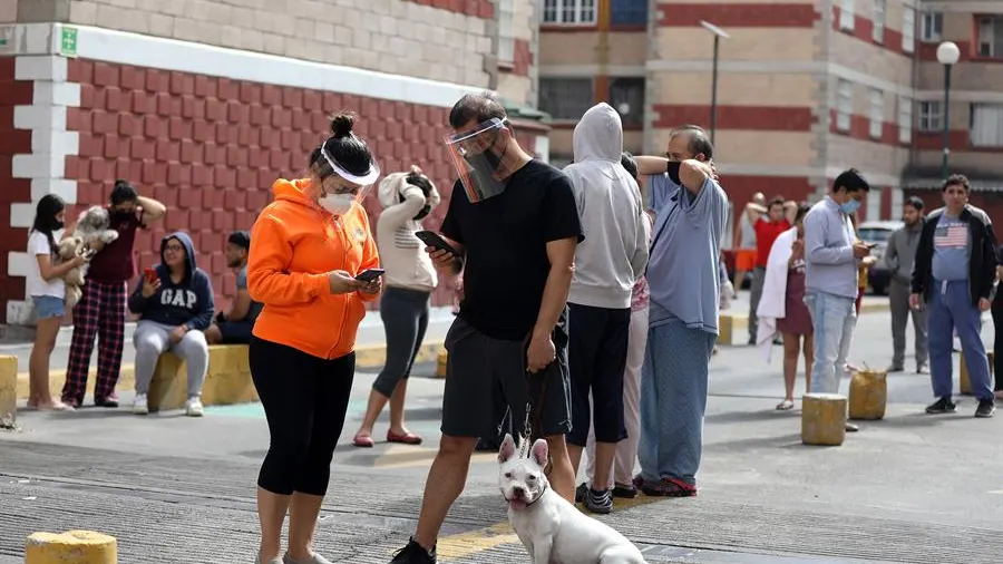 Personas salen de sus hogares después de escuchar la alerta sísmica