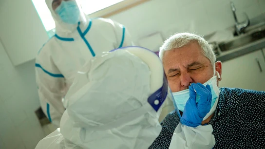 Profesionales sanitarios realizan test en los Centros de Atención Primaria Profesionales sanitarios realizan test en los Centros de Atención Primaria
