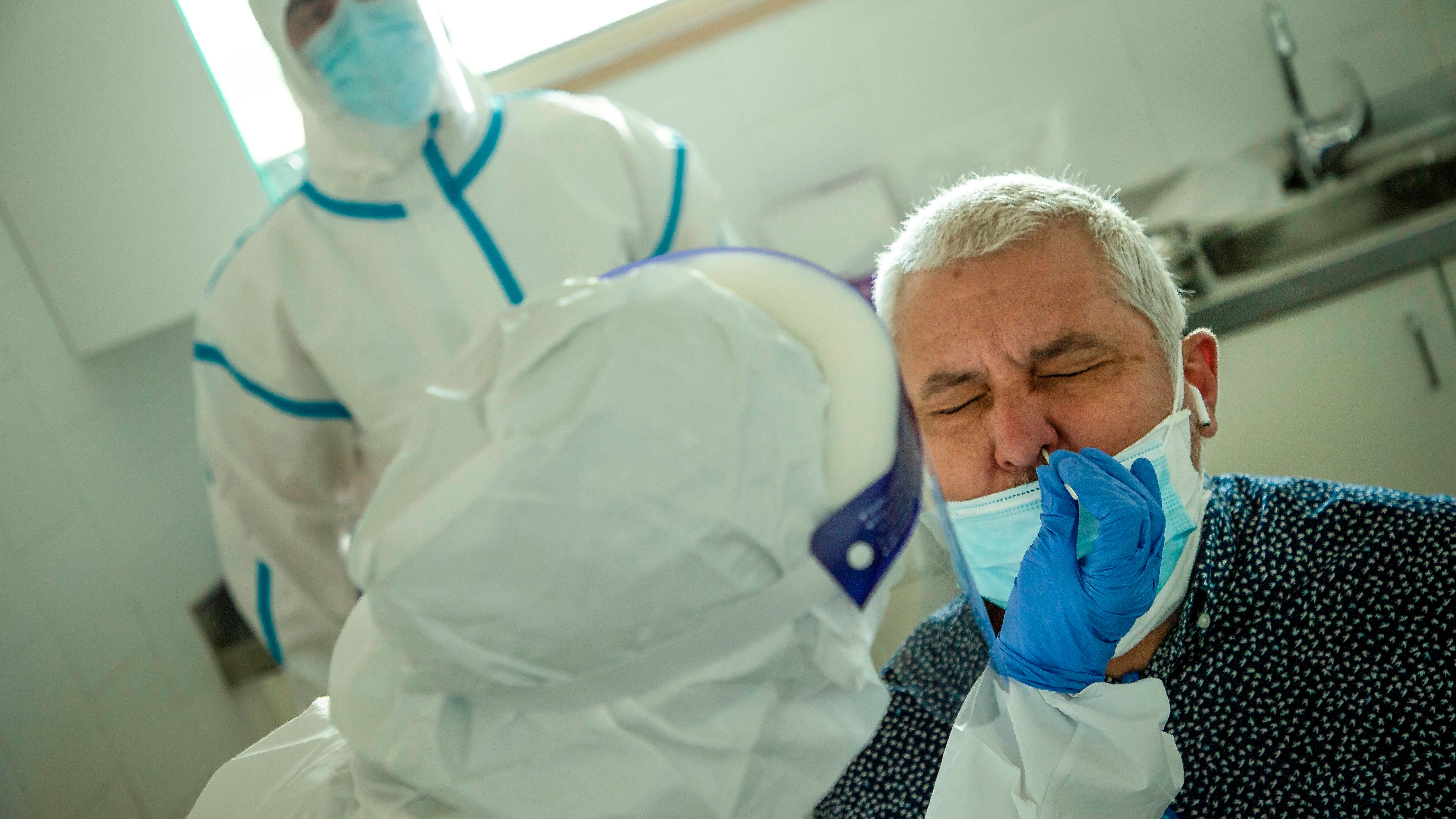 Profesionales sanitarios realizan test en los Centros de Atención Primaria